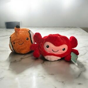 Hug me reversible plush - new!